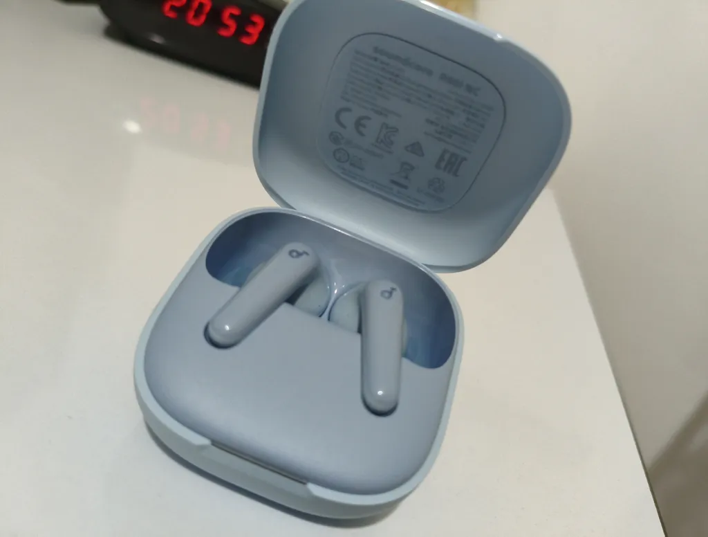 هدفون بلوتوثی انکر آبی و سفید مدل R60i NC